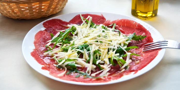 Hovězí carpaccio s rukolou a grana padano, káva i karafa s vodou