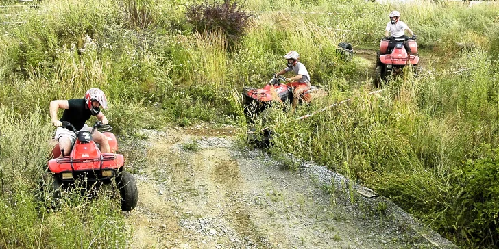 Adrenalinová jízda na čtyřkolce na ATV dráze pro dospělé