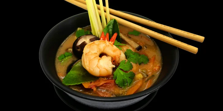 Tom Yum polévka, plněné gyoza taštičky nebo Udon nudle pro 1 či 2 osoby