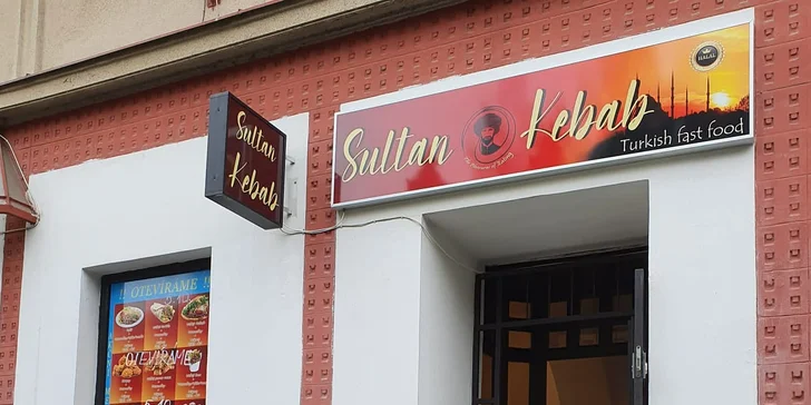 Kebab nebo falafel v chlebu, tortille či boxu s přílohou a tradiční nápoj Ayran