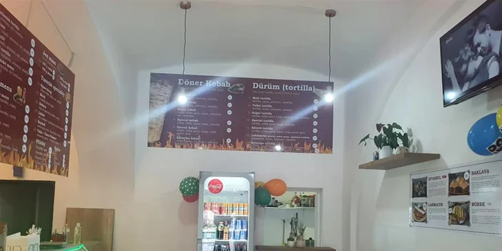 Kebab nebo falafel v chlebu, tortille či boxu s přílohou a tradiční nápoj Ayran