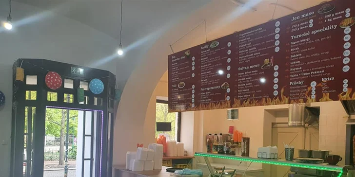 Kebab nebo falafel v chlebu, tortille či boxu s přílohou a tradiční nápoj Ayran