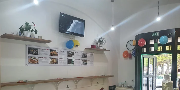 Kebab nebo falafel v chlebu, tortille či boxu s přílohou a tradiční nápoj Ayran