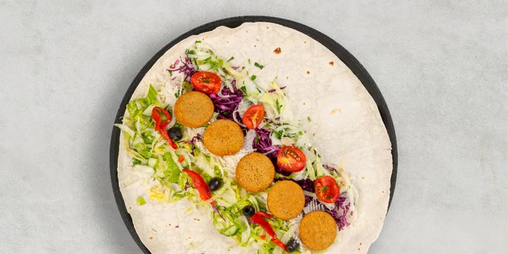 Kebab nebo falafel v chlebu, tortille či boxu s přílohou a tradiční nápoj Ayran