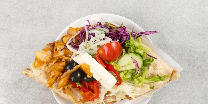 Kebab nebo falafel v chlebu, tortille či boxu s přílohou a tradiční nápoj Ayran