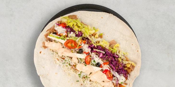 Kebab nebo falafel v chlebu, tortille či boxu s přílohou a tradiční nápoj Ayran