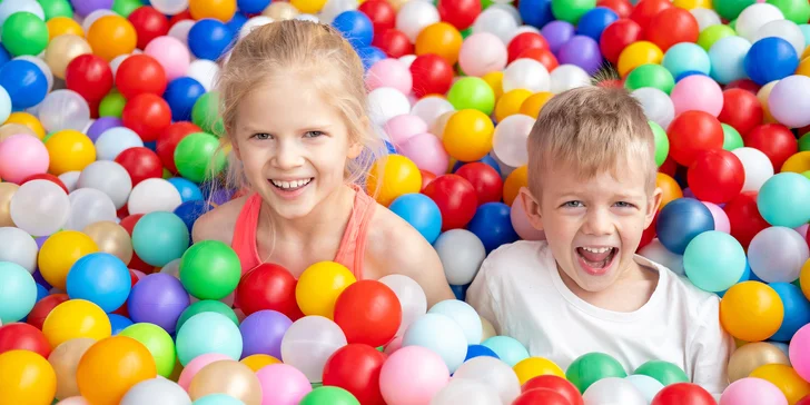 Dětská hernička Karkulka pro děti do 7 let: hry a hračky, skluzavka, odrážedla, kuchyňka i trampolína