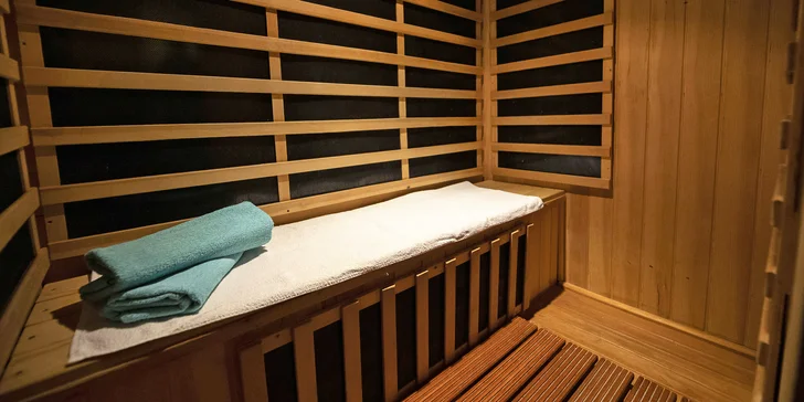 Soukromý relax pro 2: infrasauna, vířivka, masáž, zábal rukou a nohou i sklenka vína