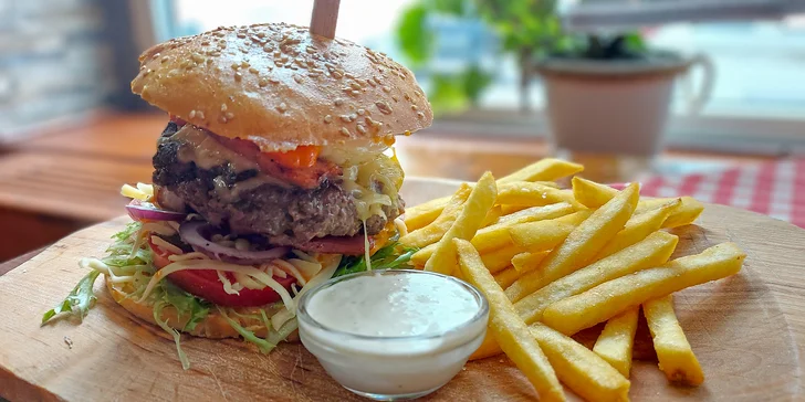 Burger s masem podle výběru či smažák, hranolky a dezert pro 1 či 2 osoby