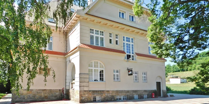 Pobyt v prvorepublikové vile v Hostinném se snídaní nebo polopenzí a saunou