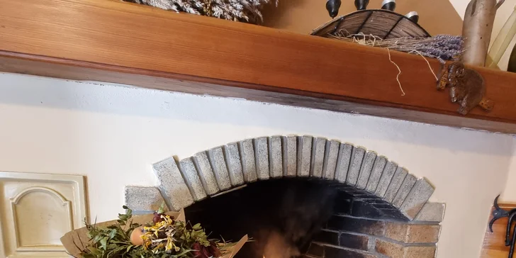 Pražma královská nebo mořský vlk na grilu s opečenou bagetkou a salátem