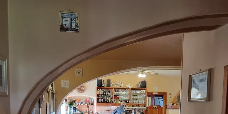 Pražma královská nebo mořský vlk na grilu s opečenou bagetkou a salátem