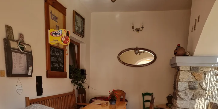 Pražma královská nebo mořský vlk na grilu s opečenou bagetkou a salátem