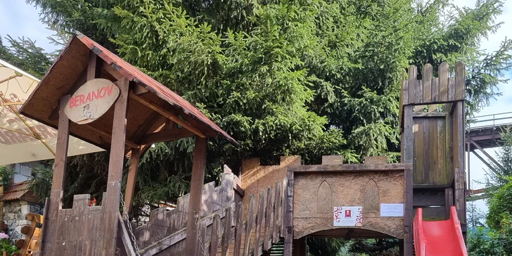 Pražma královská nebo mořský vlk na grilu s opečenou bagetkou a salátem