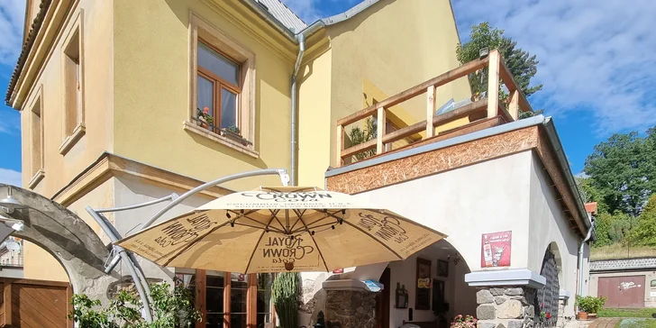Pražma královská nebo mořský vlk na grilu s opečenou bagetkou a salátem