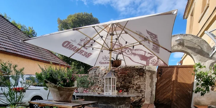 Pražma královská nebo mořský vlk na grilu s opečenou bagetkou a salátem