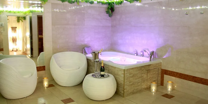 Majestátní relaxace pro dva: sauna a vířivka či vinná koupel i s láhví vína