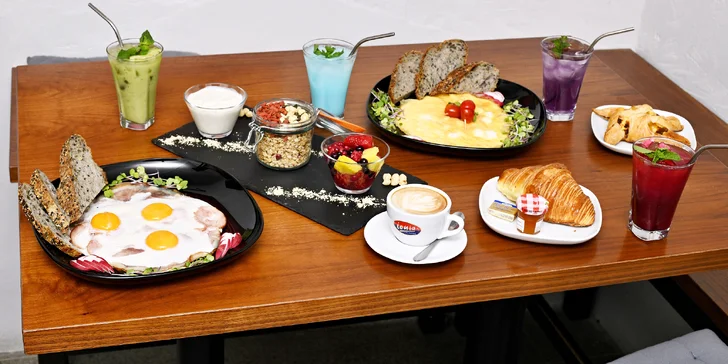 Veganská, pražská či francouzská snídaně na Malé Straně pro 1 osobu