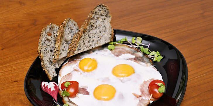 Veganská, pražská či francouzská snídaně na Malé Straně pro 1 osobu