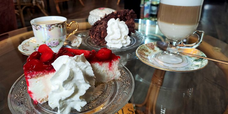 Sladká tečka pro jednoho i pro dva: domácí dortíky a káva nebo čaj v kavárně s galerií