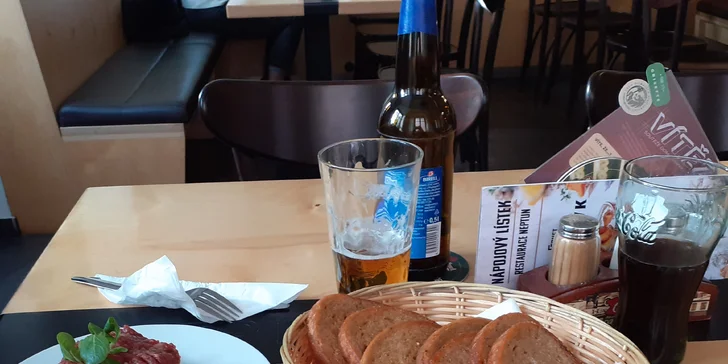Míchaný 200gramový hovězí tatarák se zlatavými topinkami