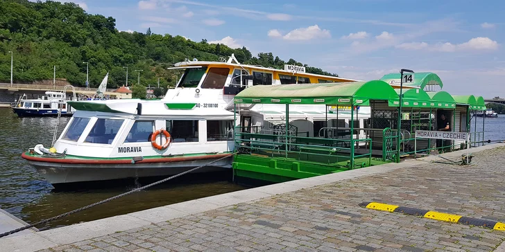 Během 2hodinové plavby si prohlédnete Prahu z netradiční perspektivy.