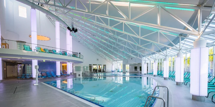 Relax pro 2 osoby: vstup do vodního a wellness světa, poukaz do restaurace i masáž