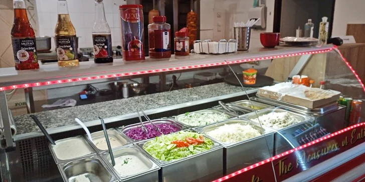 Kebab nebo falafel v chlebu, tortille či boxu s přílohou a tradiční nápoj Ayran