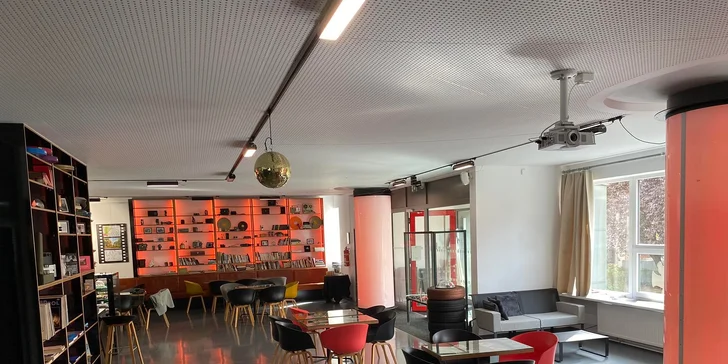 Káva a dort podle výběru i prosecco ve Filmovém uzlu pro 1 nebo 2 osoby