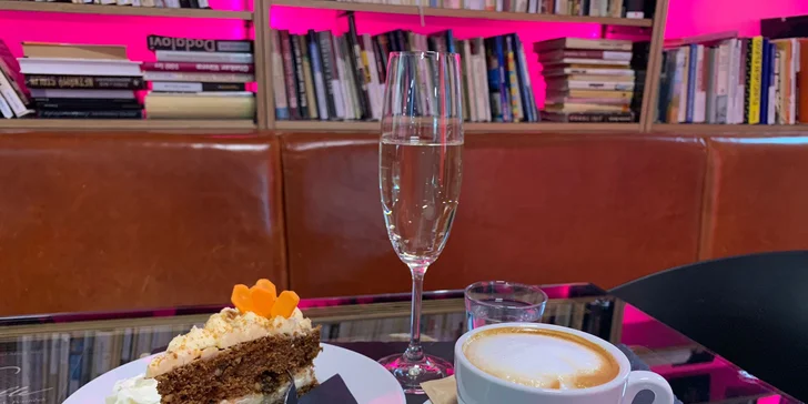 Káva a dort podle výběru i prosecco ve Filmovém uzlu pro 1 nebo 2 osoby