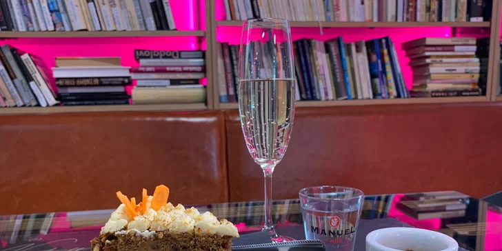 Káva a dort podle výběru i prosecco ve Filmovém uzlu pro 1 nebo 2 osoby