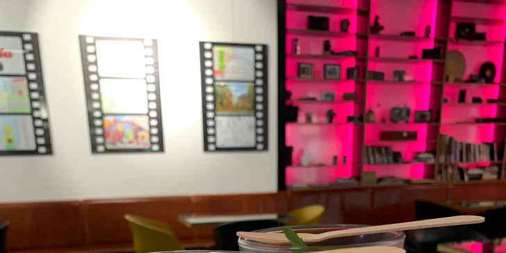 Káva a dort podle výběru i prosecco ve Filmovém uzlu pro 1 nebo 2 osoby