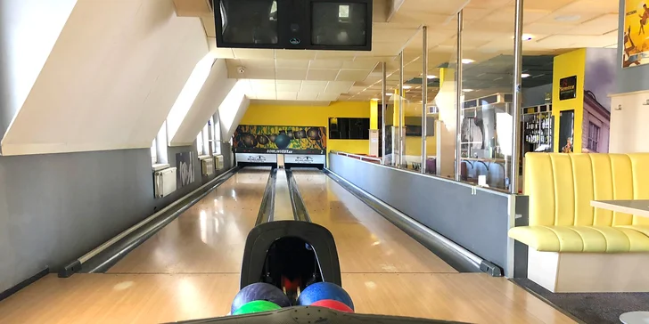 Hodina nebo dvě bowlingu až pro 4 hráče a hovězí tatarák s topinkami