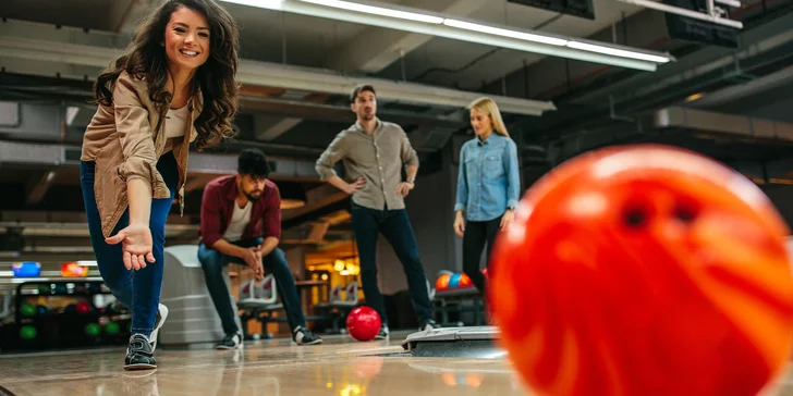 Hodina nebo dvě bowlingu až pro 4 hráče a hovězí tatarák s topinkami