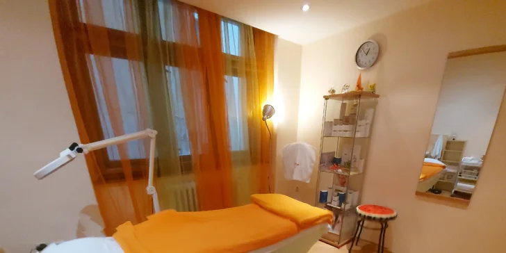 Omlazující masáž obličeje, trapézů, krku a dekoltu včetně závěrečné masky