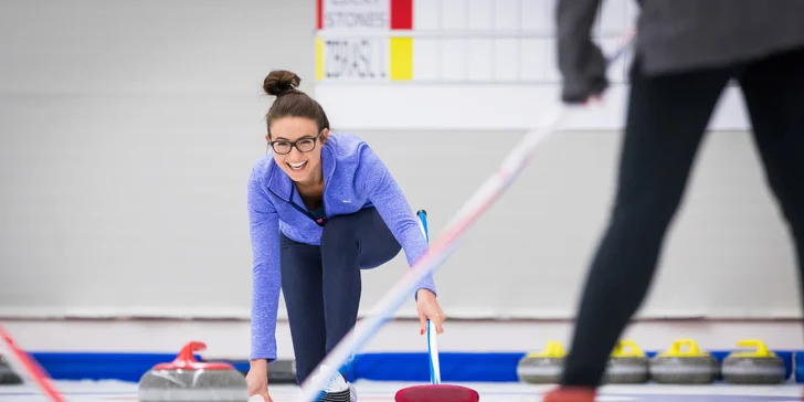 1–2hodinová lekce curlingu s trenérem až pro 10 osob v Centru Třešňovka