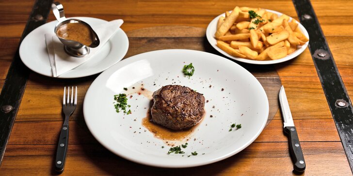 Steak z pravé hovězí svíčkové s omáčkou a přílohou podle výběru pro 1 i 2 osoby