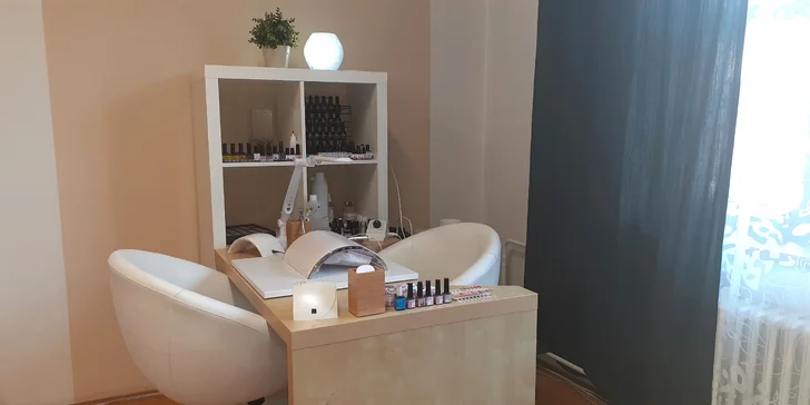 Permanentní make-up očních linek nebo obočí ve Studiu Visage