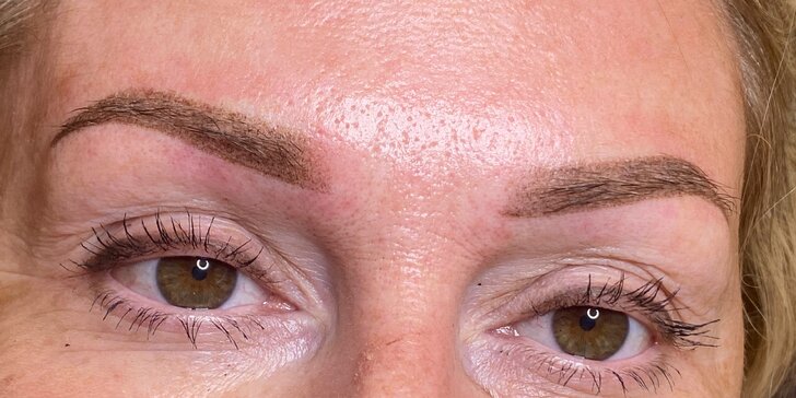 Permanentní make-up očních linek, obočí pudrovou metodou nebo akrylové rty