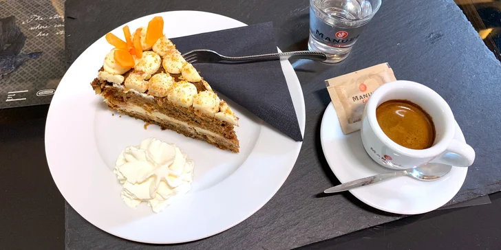 Káva a dort podle výběru i prosecco ve Filmovém uzlu pro 1 nebo 2 osoby