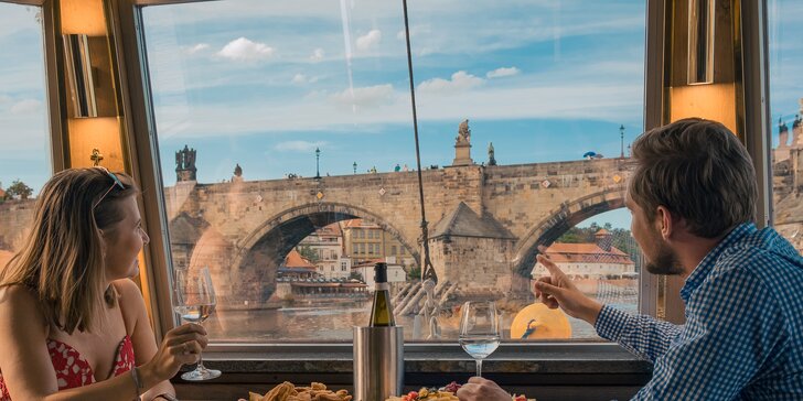 3–8 dní se snídaní v botelu na Vltavě přímo v srdci Prahy + hodinová projížďka na lodi