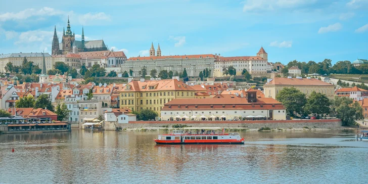 3–8 dní se snídaní v botelu na Vltavě přímo v srdci Prahy + hodinová projížďka na lodi
