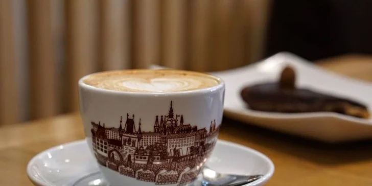 Káva a zákusek pod Pražským hradem v Prague chocolate cafe and bistro pro 1 i 2 osoby