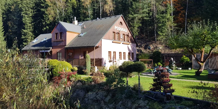 Aktivní dovolená v Adršpachu: polopenze i relax v infrasauně nebo koupacím sudu