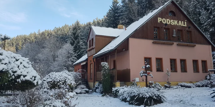 Aktivní dovolená v Adršpachu: polopenze i relax v infrasauně nebo koupacím sudu