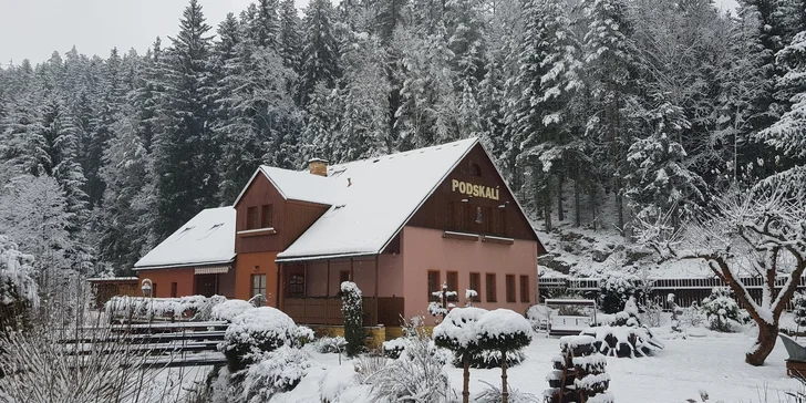 Aktivní dovolená v Adršpachu: polopenze i relax v infrasauně nebo koupacím sudu