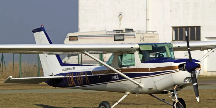 Užijte si let na 20 nebo 30 min.: Cessna 152 se zkouškou pilotování nebo Cessna 172 až pro 3 osoby