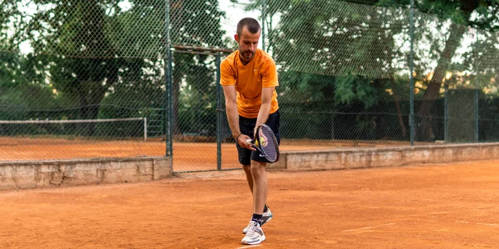 Špičkové tenisové lekce s trenérem včetně individuálního profi programu na půl roku