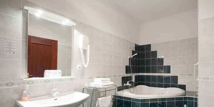 Pobyt v centru Litomyšle: apartmá s masážní vanou i infrakabinou a polopenzí
