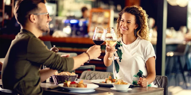 Bulharské menu pro dva: marinovaná vepřová krkovice na meči, baklava, káva nebo čaj i víno